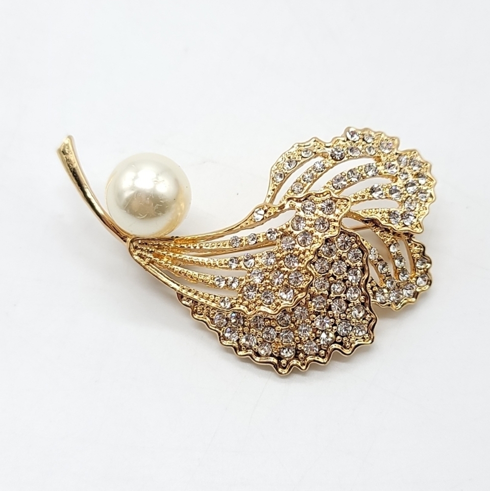 Clear rhinestone faux pearl flower pin brooch